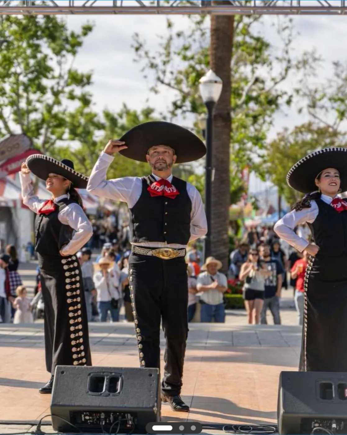 Ballet Folklórico Mi Herencia performing tranchete